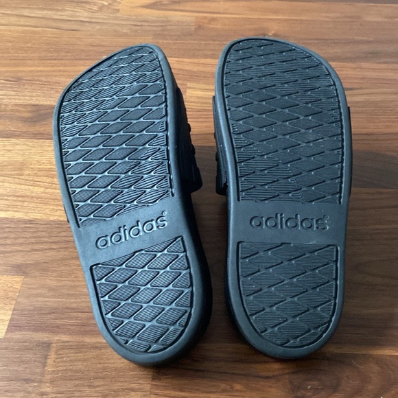 Adidas women’s slides sandals like new - Picture 4 of 4